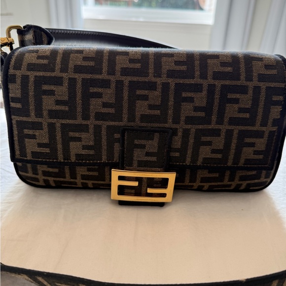 💯 Authentic Fendi Iconic Baguette Handbag - Picture 3 of 4